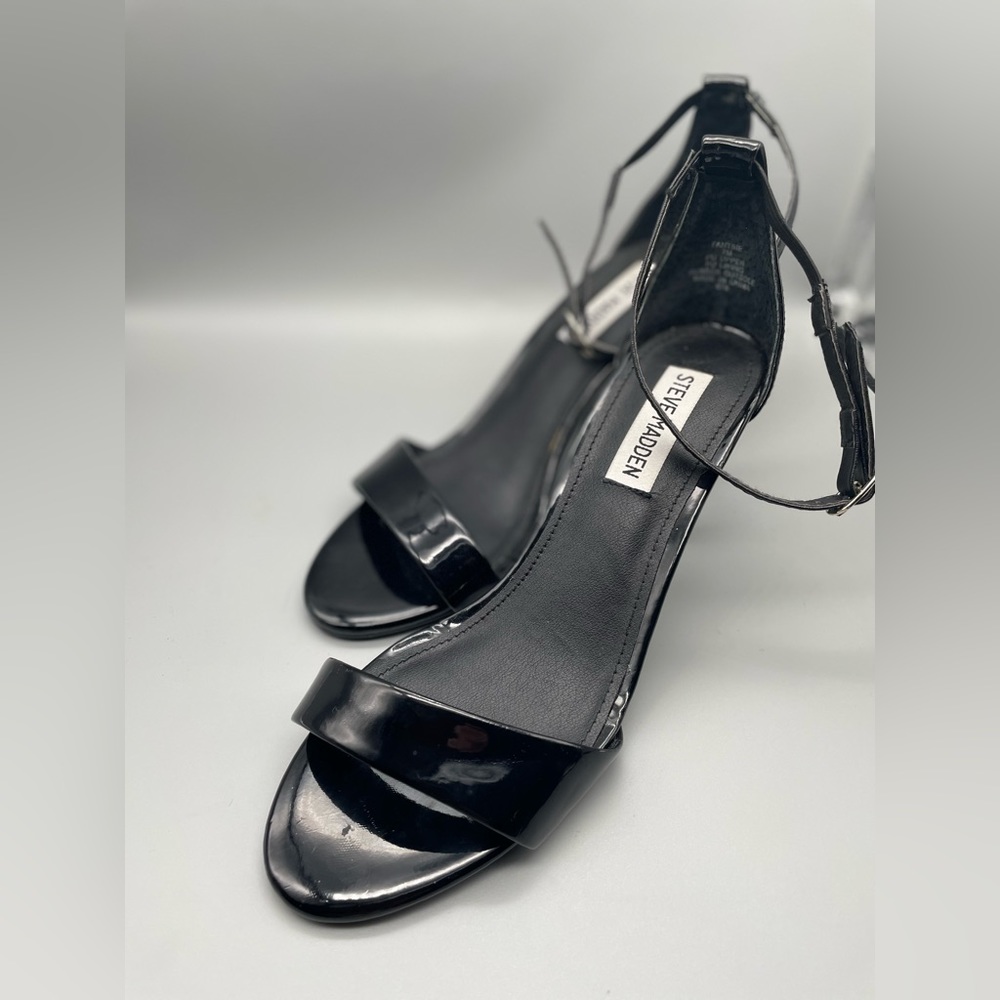 Women’s black Steve Madden open toe heeled sandals size 7. AC053